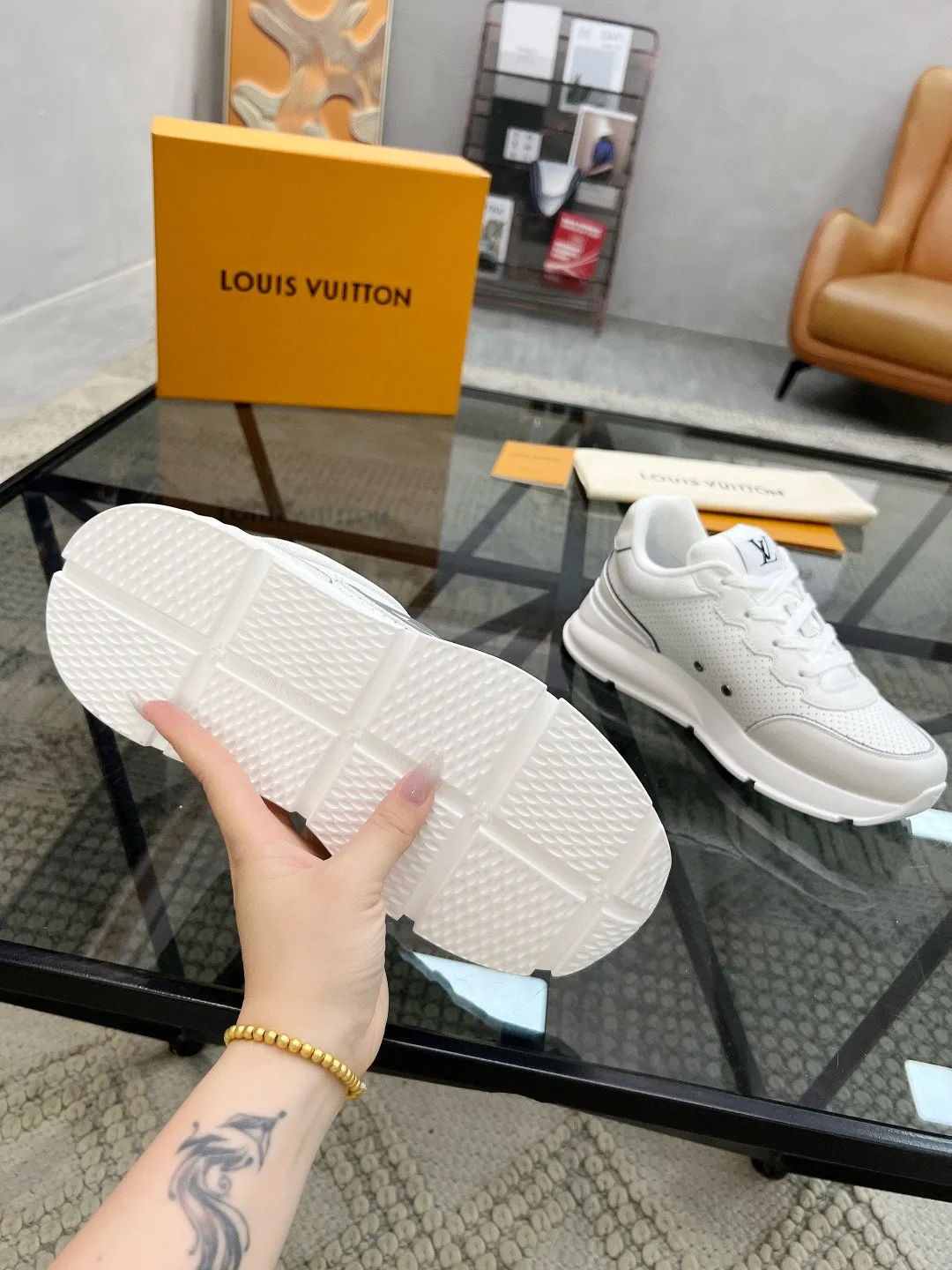 Factory price: 460💰Lv🔍Top purchasing agent🇮🇹 Road The most popular sports shoes for street men are available at the same counter. The uppers are imported cowhide fabrics from Italy, high-quality spliced colorful and complex handicrafts, imported comfortable mesh linings, soles: original soles specially provided by the original factory, T men's men's shoes 💰U foam exclusive movable molded soles are super comfortable, original factory and single goods, 🔍🔍high quality, you can enter and exit the counter at will, welcome to compare, code number 38-44, (45 customized)
